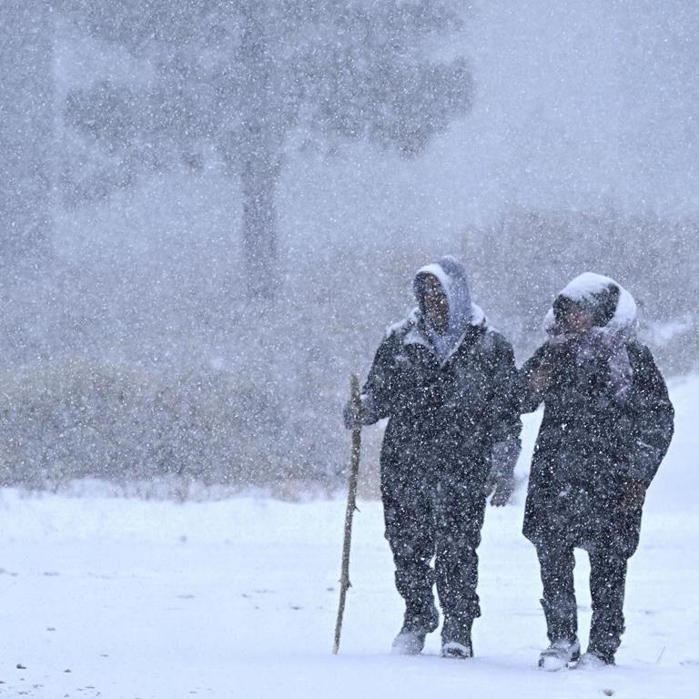 Massive US storm brings tornadoes to South, blizzard threat
